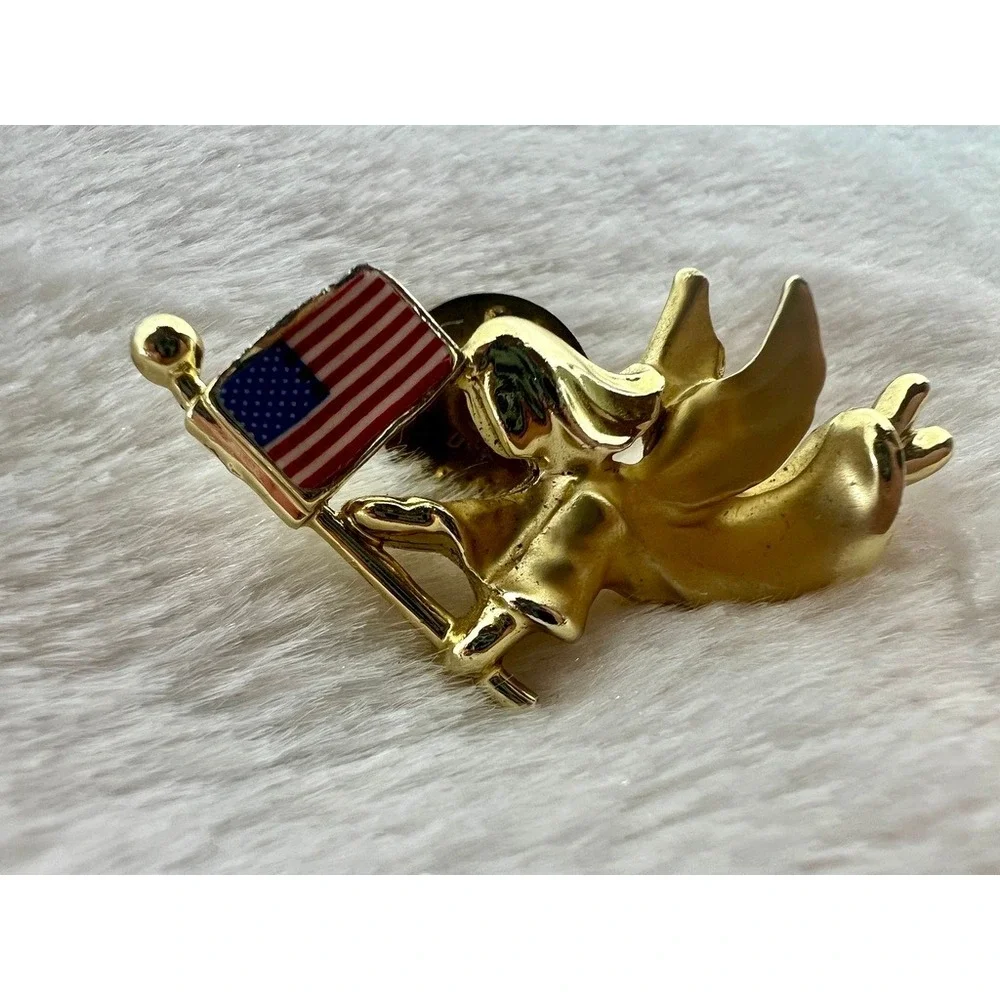 GiGi pin brooch